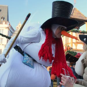 Weihnachtsmann, Emgel, Elfe, Schneeman und andere Weihnachtliche Motive auf Stelzen. Die Stelzenläufer des Blue Moon Künstlerteams (Köln, Bonn, Düsseldorf, Leverkusen, Düren, Aachen, Essen, Ruhrgebiet, etc.) kommen ganz groß als Walkact auf Ihrer Weihnachtsfeier (Weihnachtsmarkt, Weihnachtsparade, Weihnachtsevent, Christbaumschlagen, etc.) heraus!