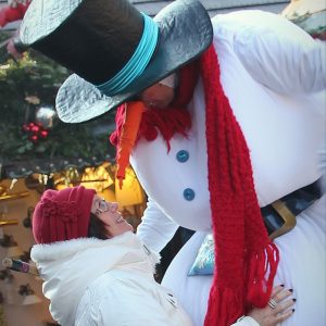 Schneemann auf Stelzen