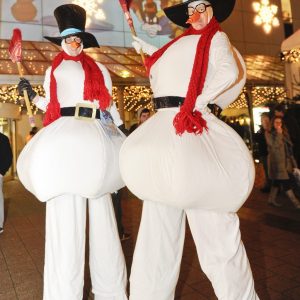 Schneemann auf Stelzen
