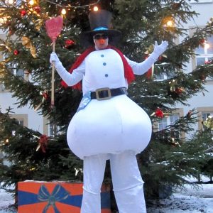 Schneemann auf Stelzen