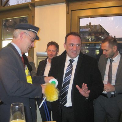 Der komische Comedy-Schaffner aus Köln kontrolliert auch gerne auf Ihrer Veranstaltung! Kontakt und Buchung: www.Walkacts.info, www.Kuenstlerteam.com, Tel.: 0221 342060