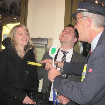 Der komische Comedy-Schaffner aus Köln kontrolliert auch gerne auf Ihrer Veranstaltung! Kontakt und Buchung: www.Walkacts.info, www.Kuenstlerteam.com, Tel.: 0221 342060