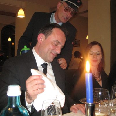 Der komische Comedy-Schaffner aus Köln kontrolliert auch gerne auf Ihrer Veranstaltung! Kontakt und Buchung: www.Walkacts.info, www.Kuenstlerteam.com, Tel.: 0221 342060